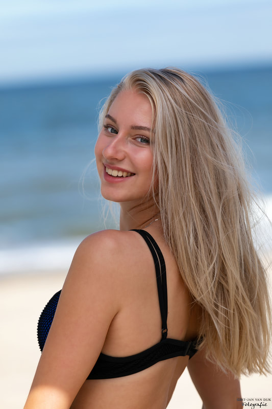 Een glamour strand fotoshoot met de ras echte Texelse Nienke als fotomodel op de stranden van Texel. 